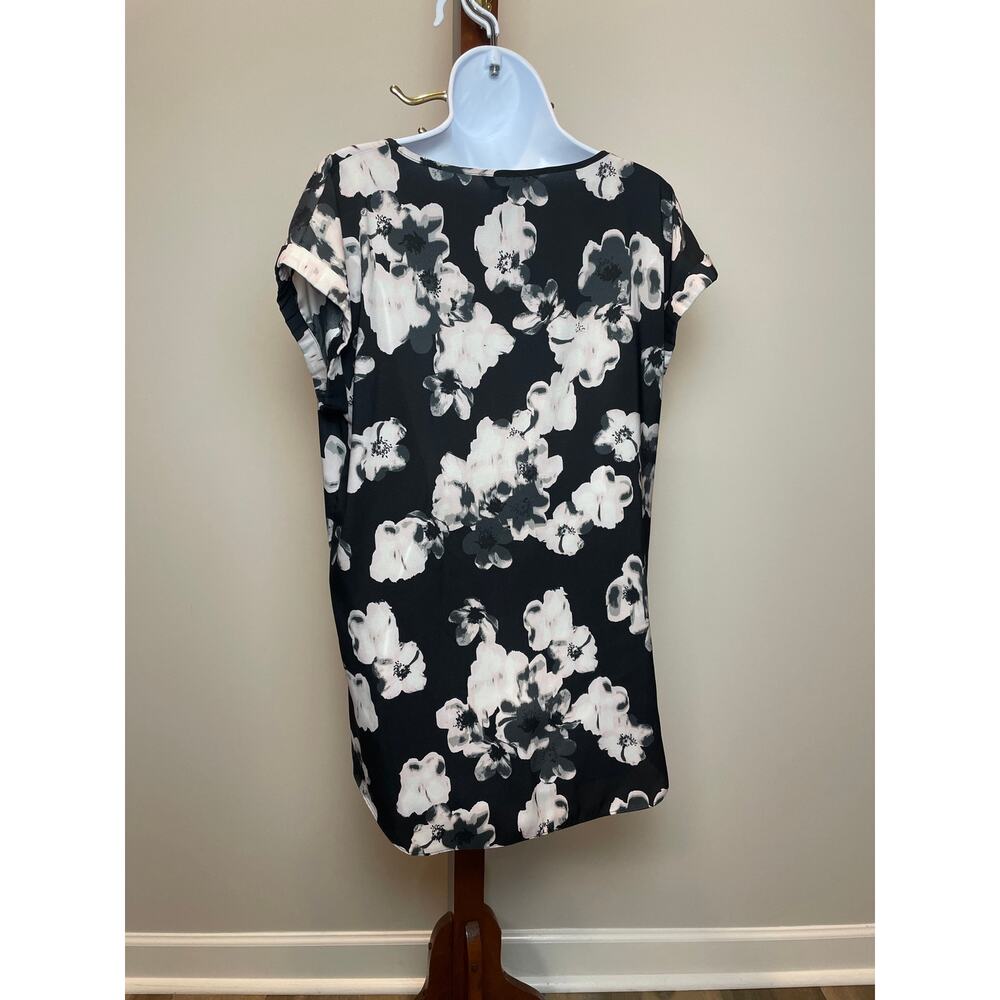 Express Black White Floral V Neck Handkerchief Hem Tunic Top Size L - Picture 6 of 7